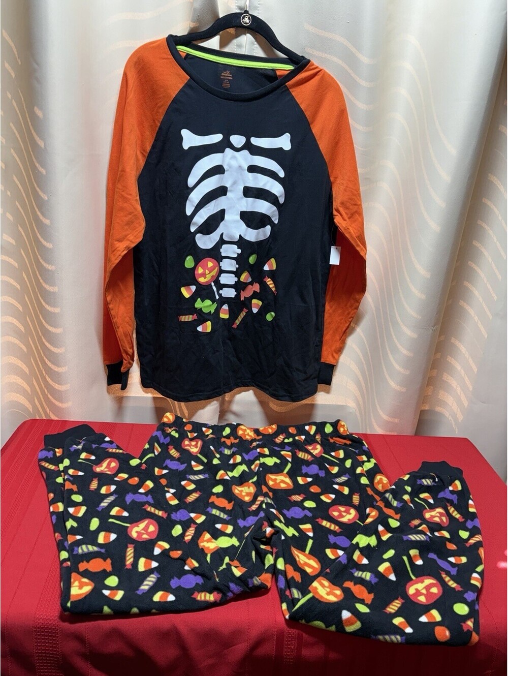 Men’s Halloween 2 Piece Pajama Set - Size Large  (43-44)